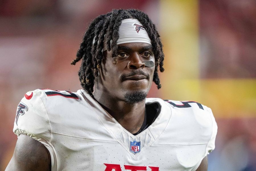 Falcons sign CB Darnay Holmes, LB DeAngelo Malone
